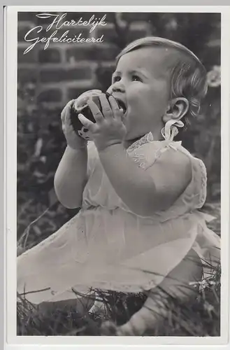 (58571) Foto AK Glückwunsch, niederl. "Hartelijk Gefeliciteerd", Kind m. Ball
