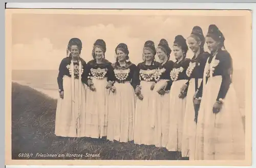 (57914) Foto AK Friesinnen in Tracht am Nordseestrand, vor 1945