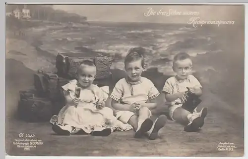 (57355) Foto AK Drei Söhne Kronprinz Wilhelms von Preußen, um 1910