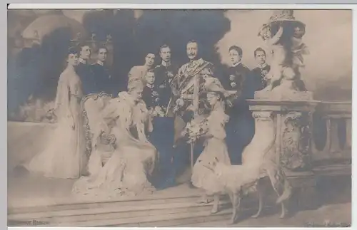 (57343) Foto AK Gemälde, Ferdinand Keller, Wilhelm II. mit Familie, um 1906