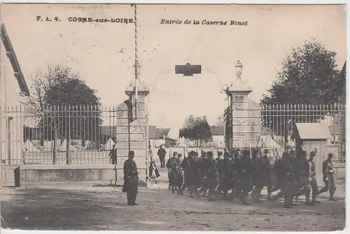 (57297) AK Militaria, Cosne-sur-Loire, Kaserne Binot, Soldaten 1905