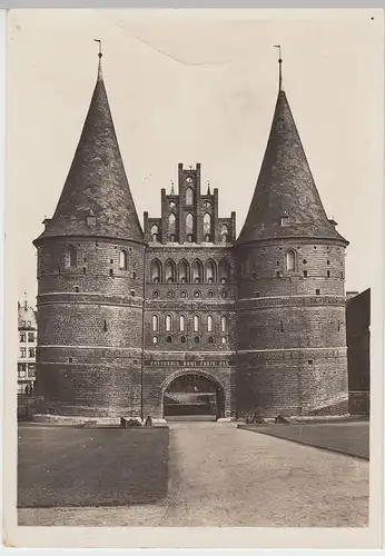 (56804) Foto AK Lübeck, Holstentor, 1941