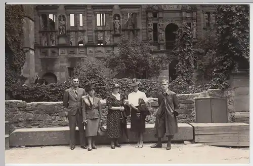 (56564) Foto AK Heidelberg, Personen vor Schloss, offizielle Photographie