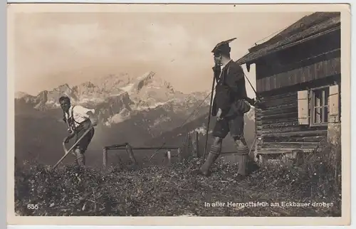 (55643) Foto AK Am Eckbauer droben, Jäger, Senn beim Mähen 1931