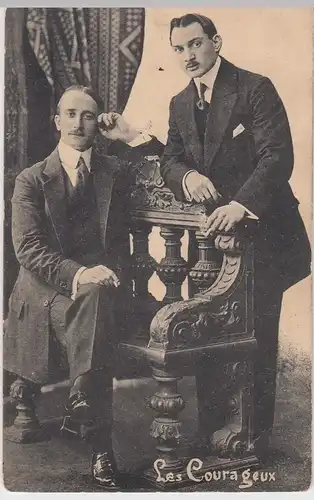 (52268) AK Les Courageux, zwei Herren an Bank, vor 1945