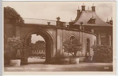 (51651) Foto AK Dresden, Schloss Pillnitz, Eingang zum Schlosspark, 1930
