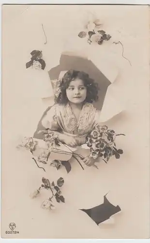 (51595) Foto AK kleines Mädchen schaut durch Papier, Grußkarte 1911