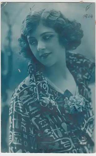(51589) Foto AK Portrait junge Frau, 1924
