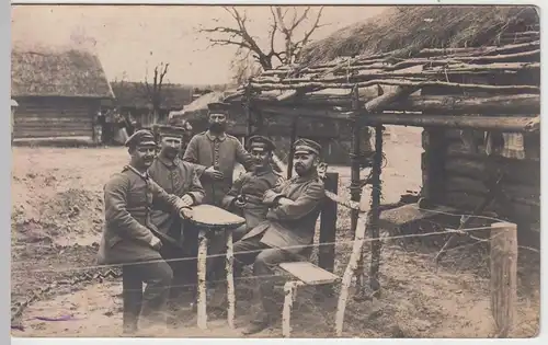 (51196) Foto AK 1.WK Soldaten v. Unterstand, gemütl. Sitzecke a. Birke, 1916