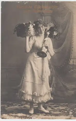 (50554) Foto AK Glückwunsch zum Geburtstag, junge Dame m. Blumen, 1908