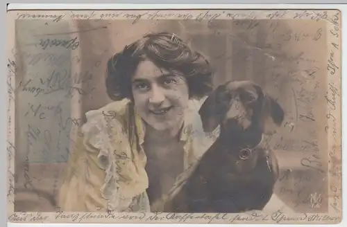 (50508) Foto AK junge Frau mit Hund, coloriert, 1904