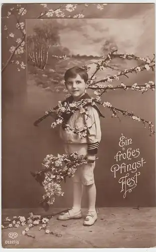 (49208) Foto AK Frohes Pfingstfest, Junge mit Blütenzweige, um 1920