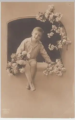 (49184) Foto AK kleiner Junge sitzt im Fenster, mit Blumen, 1919