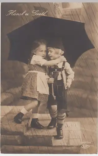 (49173) Foto AK Kinder-Pärchen unterm Regenschirm "Hänsl u. Gretl", vor 1920