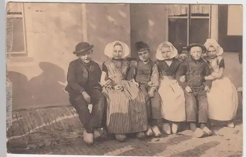 (49164) AK Kinder aus Holland auf Bank "De Joyeuse compagnie", 1915