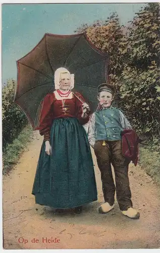(48733) AK Op de Heide, Junge in Holzschuhen, Mädchen mit Schirm 1913