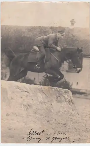 (48434) Foto AK Reitturnier, Reiter in Uniform beim Sprung, Polizei? 1927