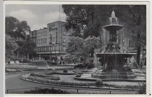 (47526) AK Düsseldorf, Blick von Brunnen auf Hotel Breitenbacher Hof, v. 1945