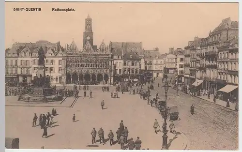 (47098) AK Saint-Quentin, Aisne, 1. WK, Militär auf Rathausplatz 1917