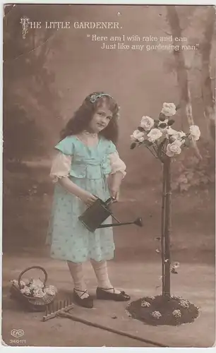 (47042) Foto AK Mädchen, kleine Gärtnerin mit Rosenbäumchen, vor 1945