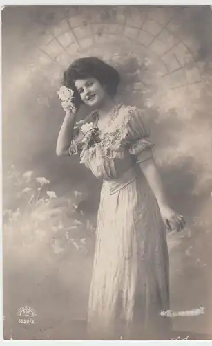 (47030) Foto AK junge Frau mit Rosenblüten 1913/18