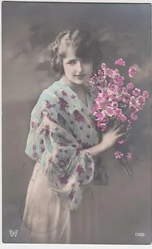(47027) Foto AK junge Frau mit Blütenzweigen, Feldpost 1915