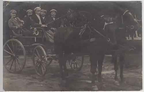 (46323) Foto AK Männer-Ausfahrt mit der Kutsche, vor 1945