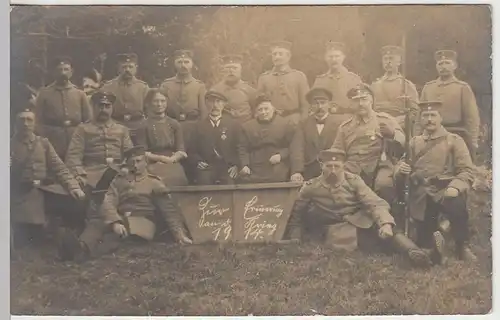 (46293) Foto AK 1.WK Soldaten, Gruppenbild m. Frauen, Stade 1914