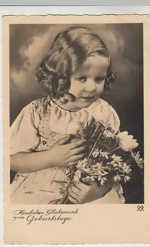 (46236) Foto AK Geburtstag, kl. Mädchen mit Blumenstrauß, 1938