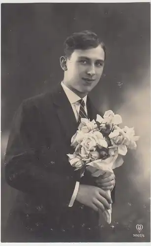 (46215) Foto AK junger Mann mit Blumen, vor 1945