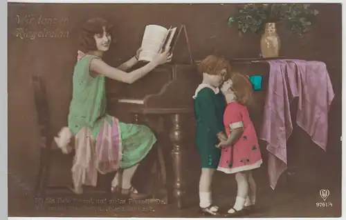 (46199) Foto AK Kinder tanzen Ringelreihn, Frau am Klavier, mit Spruch, vor 1945