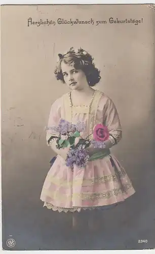 (45922) Foto AK Geburtstag, Mädchen mit Blumen, coloriert, 1913