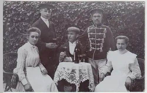 (45782) Foto AK feine Gesellschaft mit Wein im Garten, 1906