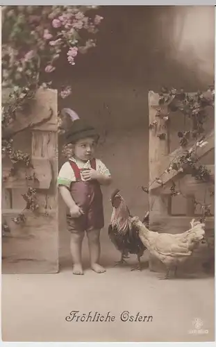 (45770) Foto AK Fröhliche Ostern, Kind mit Hühner, coloriert, 1917