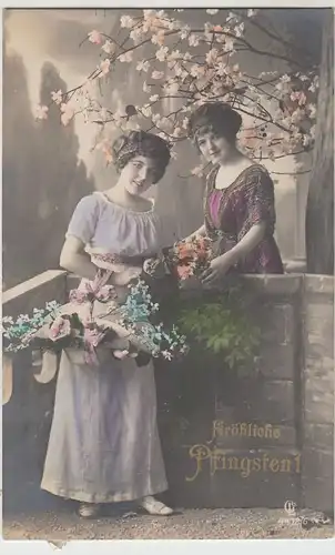 (45129) Foto AK Fröhliche Pfingsten, junge Frauen mit Blumen, 1914