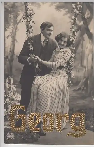 (45124) Foto AK junges Paar auf Schaukel, Golddruck "Georg", um 1911