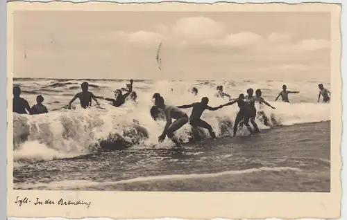 (44146) Foto AK Sylt, In der Brandung, tobende Badegäste, 1933