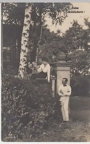 (43900) Foto AK Paar beim Stelldichein, Dame auf Gartenmauer, vor 1945