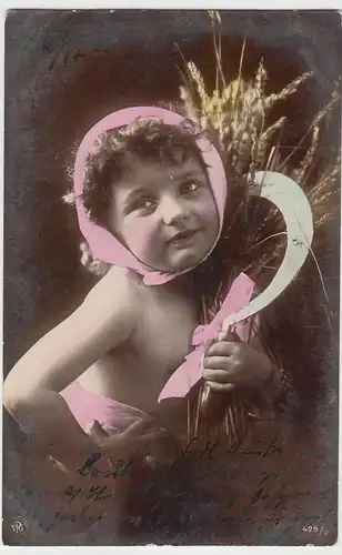 (43876) Foto AK Kind mit Getreidegarbe und Sichel 1906