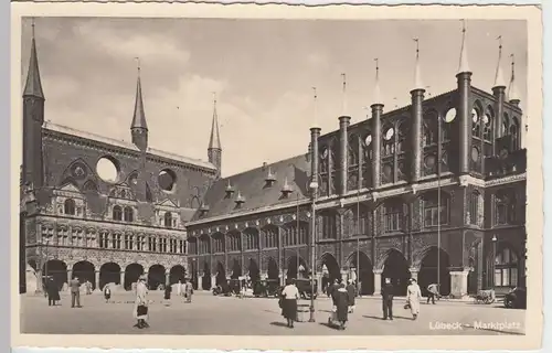 (43574) Foto AK Lübeck, Marktplatz mit Rathaus, vor 1945