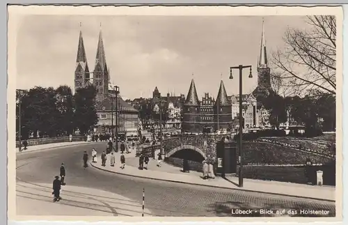 (43548) Foto AK Lübeck, Marienkirche, Holstentor, Petrikirche, vor 1945
