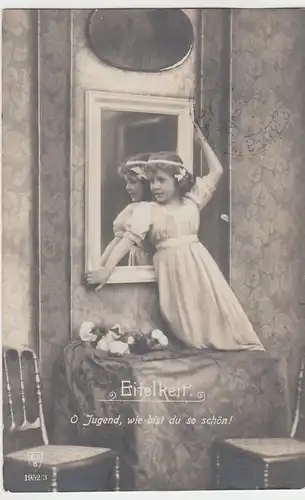 (43468) Foto AK Mädchen vor Spiegel >O Jugend wie bist du so schön< 1918