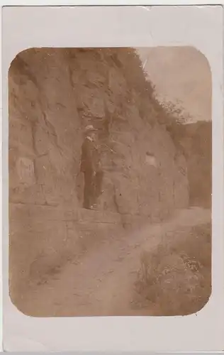 (42475) Foto AK junger Mann Paul vor Felsen m. Inschriften, Rudolstadt 1908