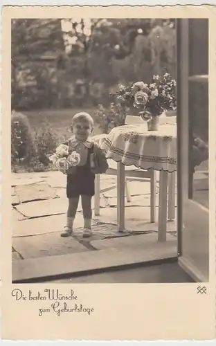 (41266) Foto AK Geburtstag, Junge mit Blumen u. Geschenk, 1939