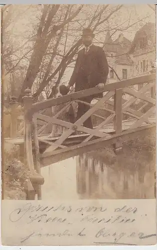 (41215) Foto AK Mann mit Hund auf Holzbrücke vor Villa, 1901