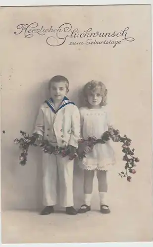(37637) Foto AK Geburtstag, Kinder mit Rosengirlande, 1918