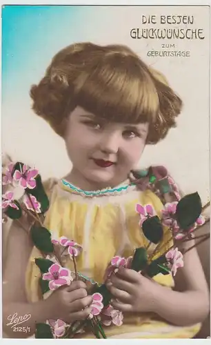 (37613) Foto AK Geburtstag, Mädchen mit Blumen, coloriert, 1927