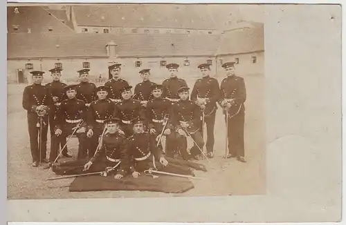 (37422) Foto AK Soldaten Gruppe im Kasernenhof (?), Augsburg 1907