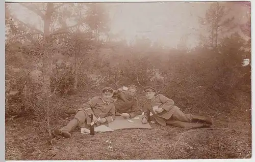 (36756) Foto AK 1.WK Soldaten spielen Skat im Freien, Picknick, Wein