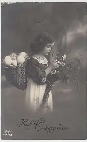 (36687) Foto AK Ostern, Mädchen mit Eier-Kiepe, Feldpost 1917